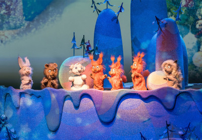 Три снежинки: голубая, золотая, серебристая