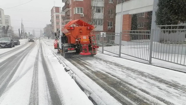 Работы по уборке снега и наледи продолжаются в Саратове