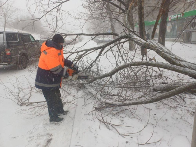 Саратов очищают от снега: коммунальные службы работают в усиленном режиме