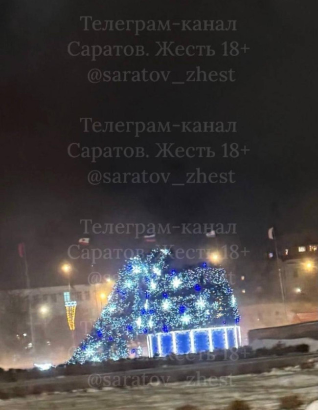 На Театральной площади в Саратове рухнула главная елка города из-за сильного ветра