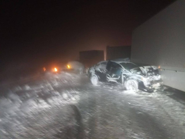 Спасатели эвакуировали людей из автомобилей в Марксовском и Балаковском районах