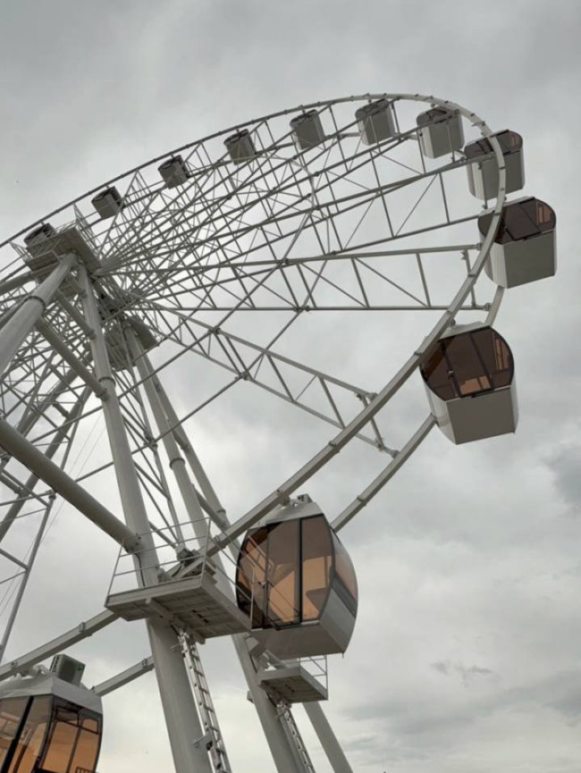 Сильный ветер в Саратове заставил колесо обозрения вращаться на набережной
