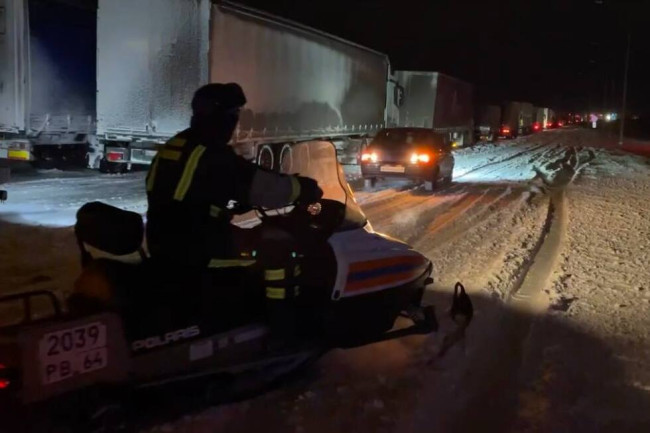 Автомобилисты в Энгельсском районе остаются на трассе из-за непогоды