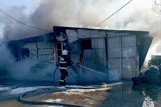 Пожары в Саратовской области: гараж в Питерке и тепловоз в Анисовке загорелись вчера