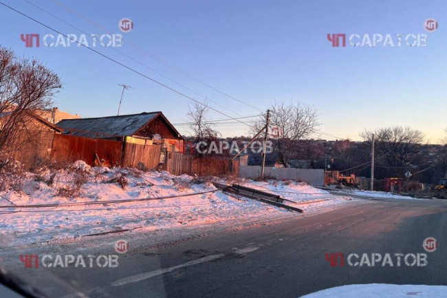 В Заводском районе Саратова упавший столб мешает проезду автомобилей
