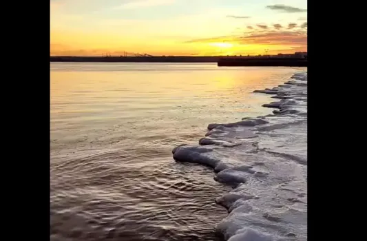 Заберег из шуги образовался на саратовских пляжах