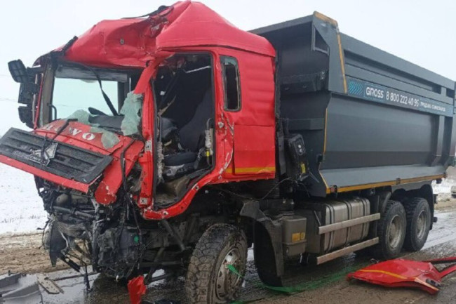 Столкновение грузовиков в Балаковском районе: пострадал 33-летний мужчина