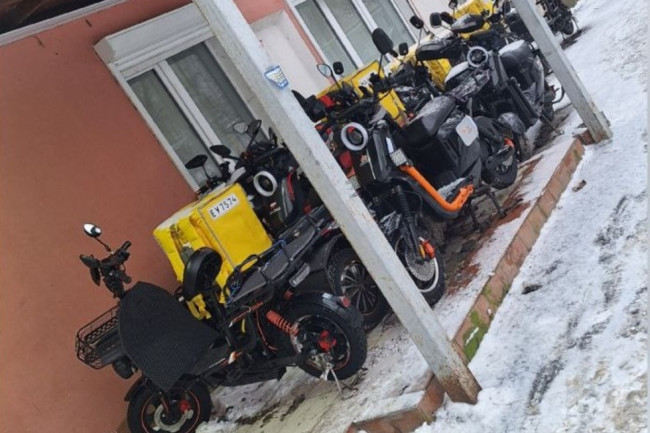 Саратовчанка пожаловалась на стоянку электровелосипедов у жилого дома