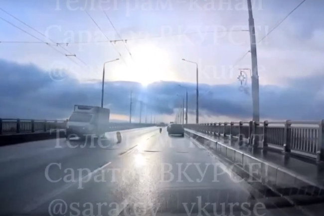 Колеса &laquo;ГАЗели&raquo; отвалились на мосту Саратов-Энгельс, врезавшись в другой автомобиль