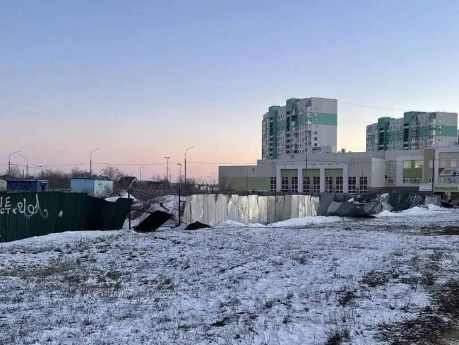 Забор у гимназии в Юбилейном упал из-за ветра, администрация не будет восстанавливать