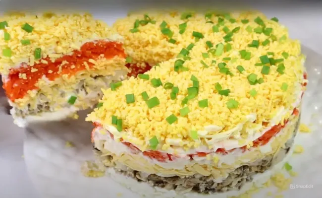 Салат &laquo;Мимоза&raquo; с крекерами и зелёным луком: новый взгляд на классический рецепт