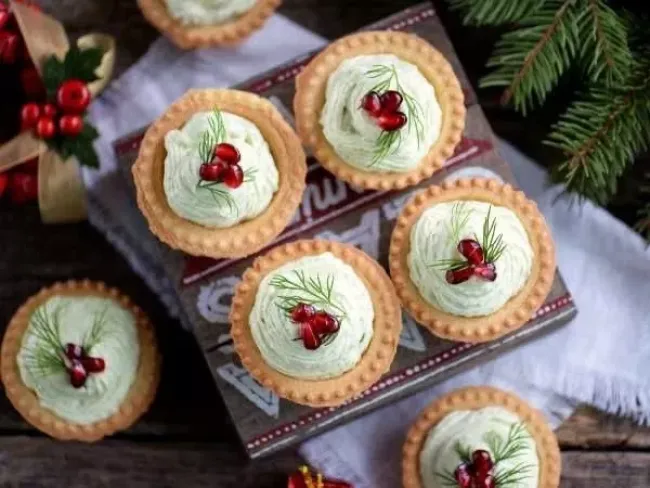 Тарталетки &laquo;Ёлочки&raquo;: простая закуска для праздничного стола с оригинальным оформлением