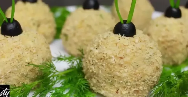 Новогодние шары: оригинальная закуска из курицы и орехов для праздничного стола