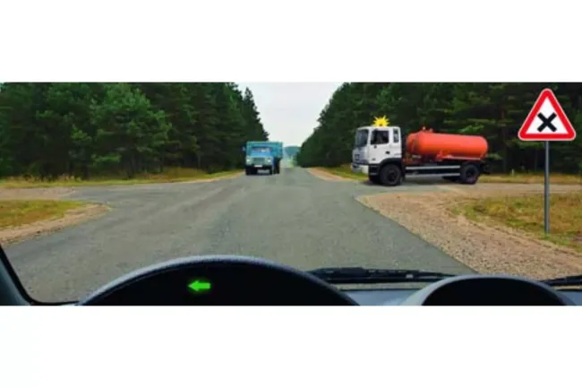 Проверка знаний ПДД: как правильно повернуть налево на перекрестке