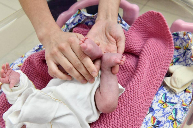 В Саратове выписали из больницы мать и недоношенную дочь весом 480 граммов