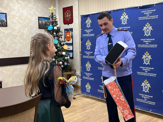 Дмитрий Костин подарил девочке VR-очки в рамках акции &laquo;Елка желаний&raquo;