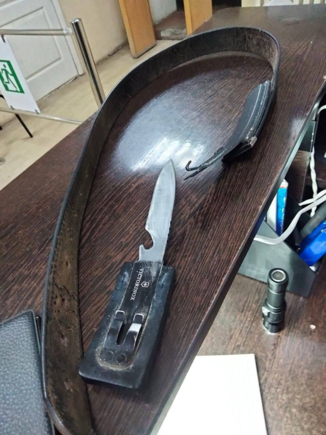 Саратовец пришел к судебному приставу с ножом в ремне