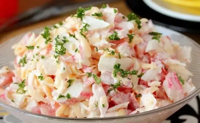 Крабовый салат с мандаринами: оригинальный рецепт для праздничного стола