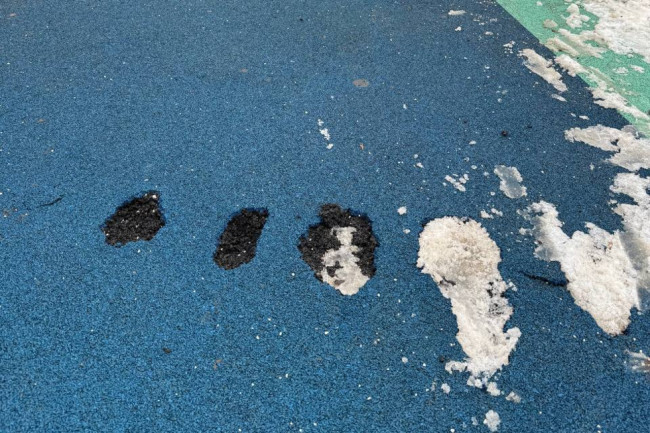 В Ленинском районе Саратова при уборке снега повреждена детская площадка