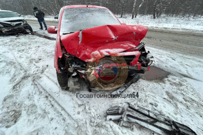ДТП в Саратове: женщина-водитель Hyundai пострадала в столкновении с Toyota