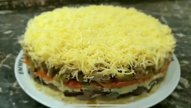 Салат &laquo;Мельник&raquo;: простой и вкусный слоеный шедевр для праздничного стола