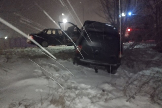 В Александровке произошло массовое ДТП с участием трех автомобилей