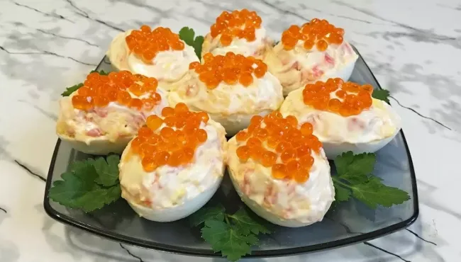 Фаршированные яйца с икрой и сливочным сыром: простая закуска на Новый год
