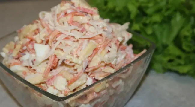 Салат &laquo;Крабик&raquo; за 15 минут: простой рецепт для новогоднего стола
