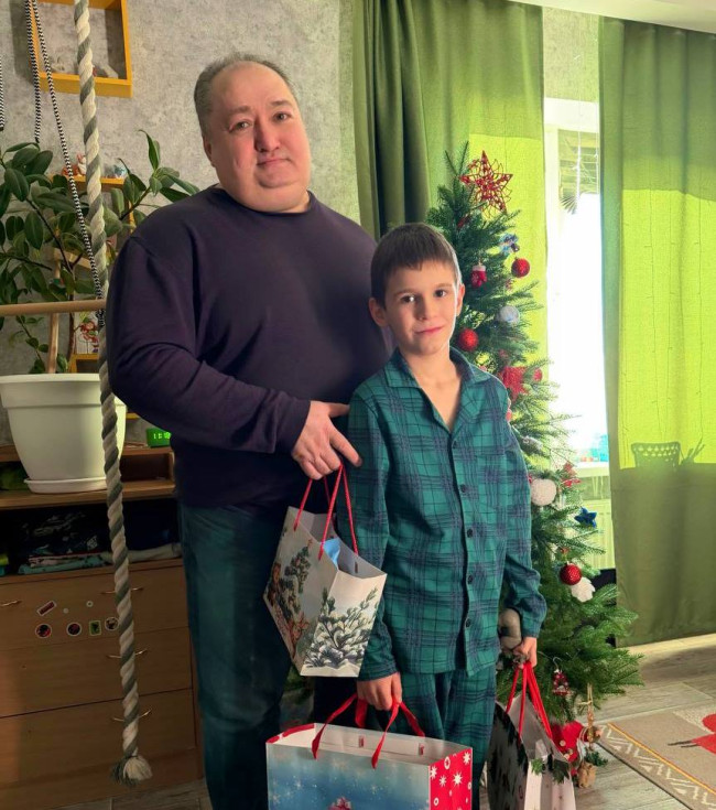 Владимир Островский подарил детям на акции &laquo;Елка желаний&raquo; сенсорный гамак и книги о животных