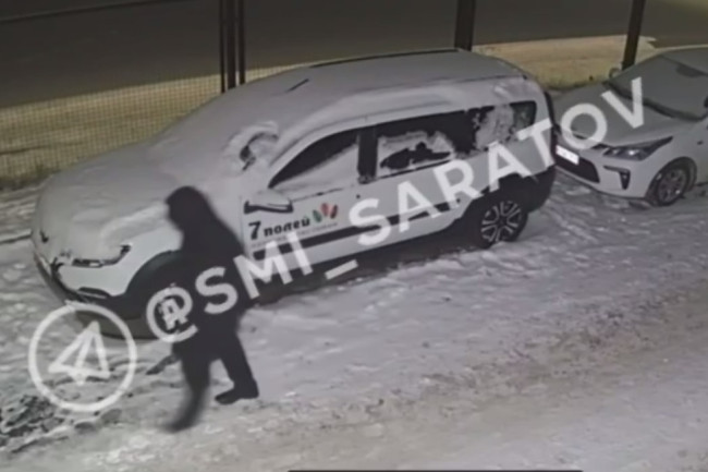 Мужчина повредил автомобили в Саратове, используя гвоздь