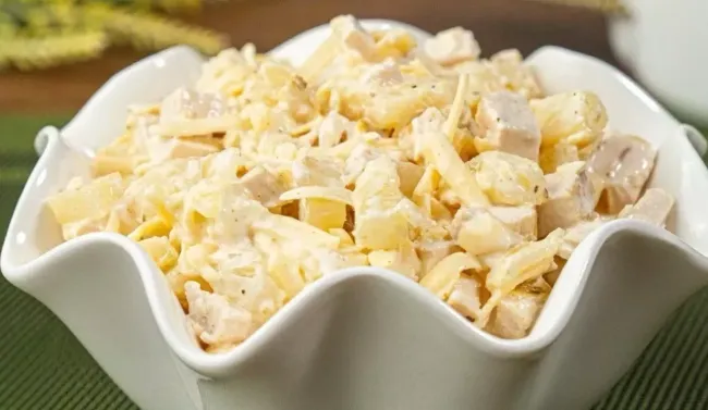 Салат из трех ингредиентов за 15 минут: быстрое блюдо для любого праздника