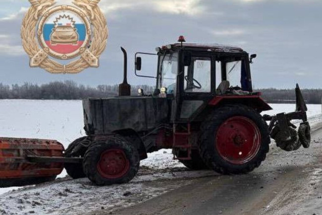 Столкновение Toyota и трактора в Балашовском районе: пострадала пассажирка