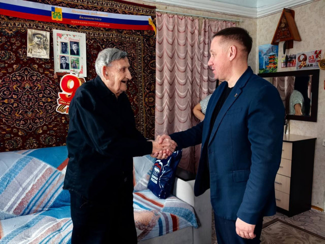 Ветеранов Великой Отечественной войны поздравили с Новым годом в Саратовской области