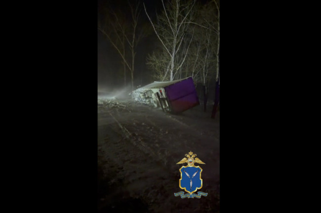 В Саратовской области инспекторы ГИБДД помогли водителю перевернувшегося грузовика