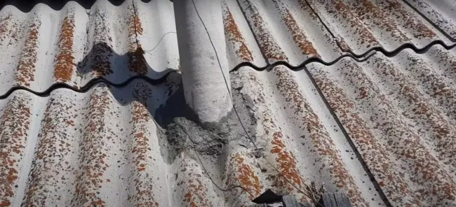 Изолируем дымоход на крыше: простая смесь из цемента и стекловаты