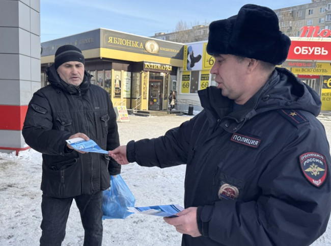 В Саратове прошла акция по профилактике дистанционного мошенничества в поселке Солнечный