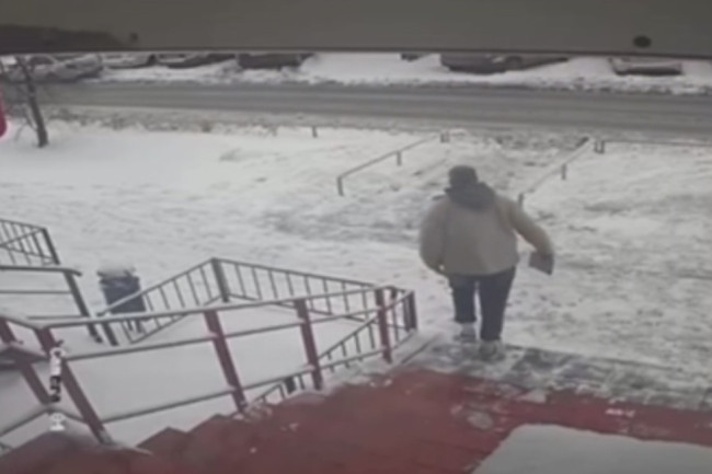 Мужчина в Саратове ограбил магазин после сдачи планшета в ломбард