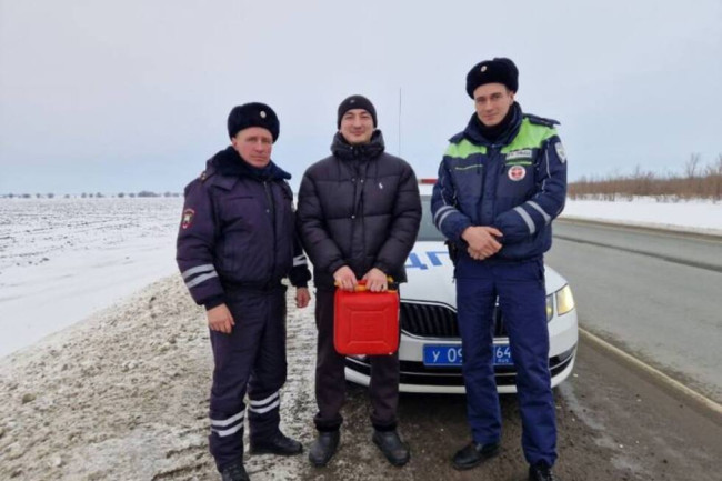 Госавтоинспекторы помогли водителю с пустым баком в Энгельсском районе