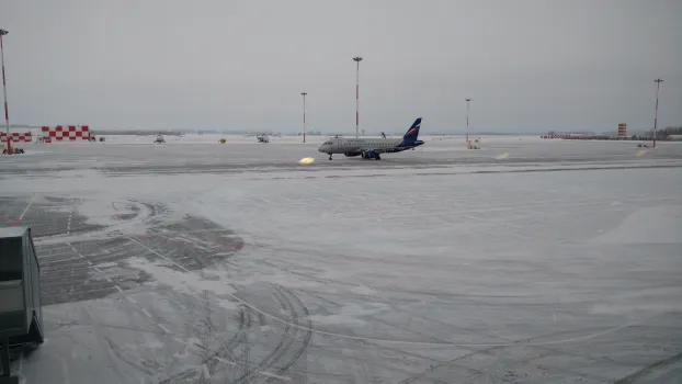 Аэропорт Гагарин работает в условиях сильного снегопада