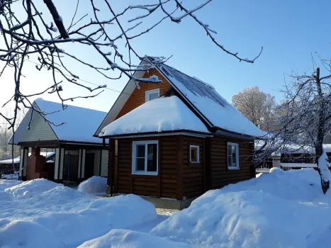 Саратовская пенсионерка жалуется на снег и лед с аварийного дома