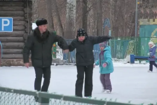 В Саратове приостановили работу катков из-за погодных условий