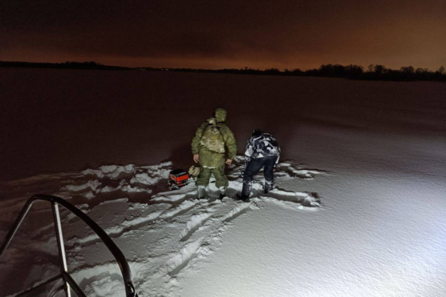 Спасение на Волге: в Энгельсе эвакуировали троих мужчин из воды