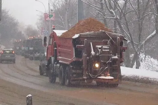 Расчистка снега и наледи в Саратове: работа коммунальных служб и техники продолжается