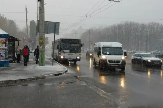 Саратов после снегопада: жители жалуются на проблемы с транспортом
