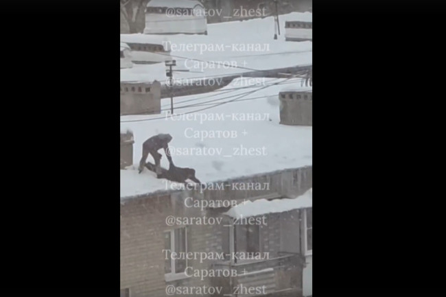 Саратовцы сбивают сосульки с крыши дома экстремальным способом
