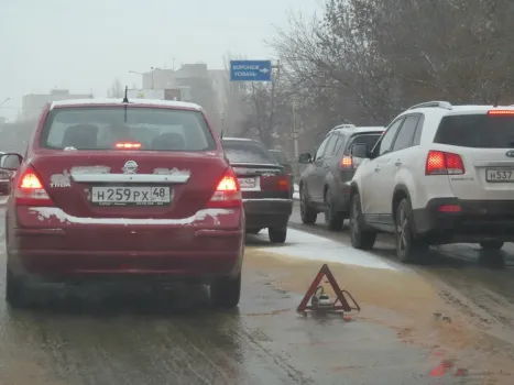Пробки в Саратове достигли максимального уровня на основных улицах города