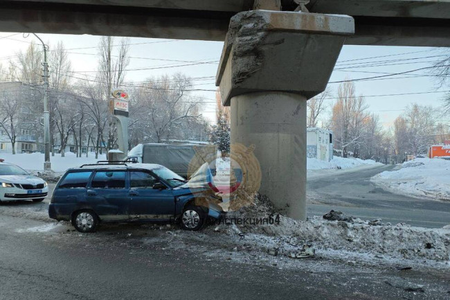 Водитель &laquo;десятки&raquo; в Саратове врезался в опору моста, мужчину госпитализировали