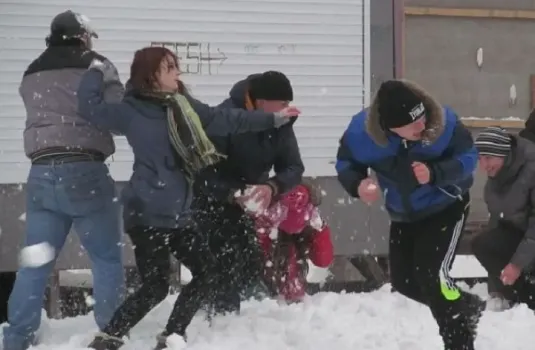 Опасность снежков: врач предупреждает о возможных травмах глаз и головы