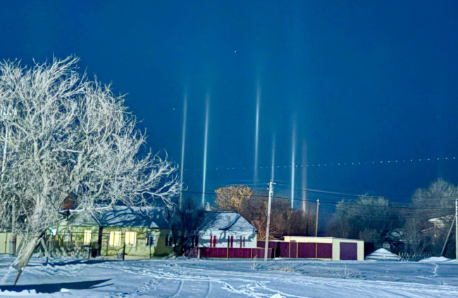 В Питерском районе Саратовской области появились световые столбы в небе