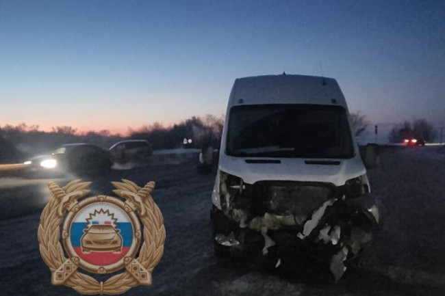 Столкновение автомобилей в Энгельсском районе: пострадали два пассажира Ford Transit